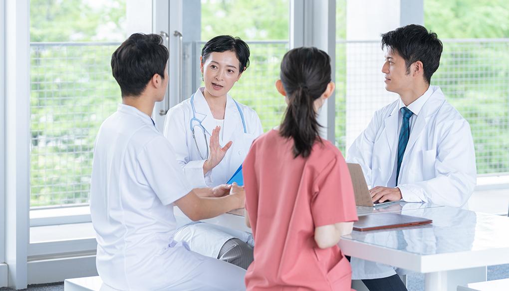 会議をする医者と看護師