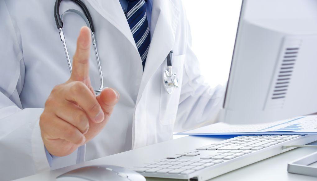 示指を立てる医師の写真