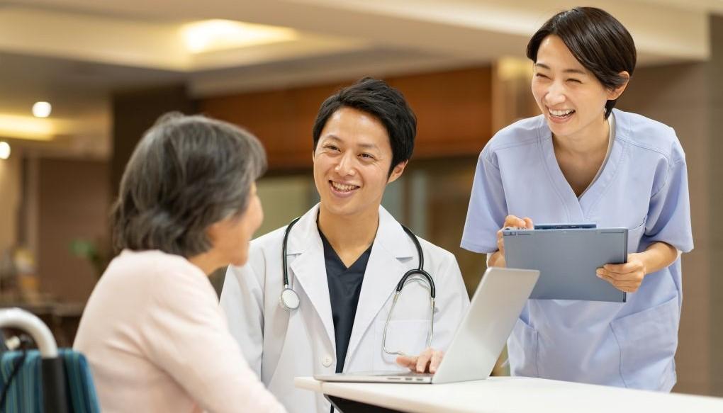 患者さまと話す医師と看護師の写真