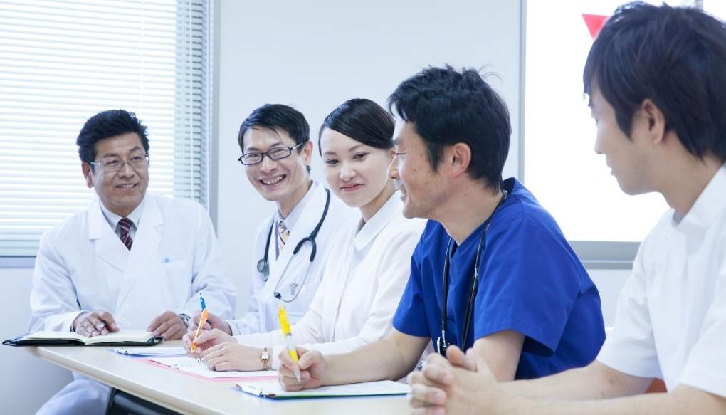 性別や年齢がばらばらの医師が複数人写っている写真