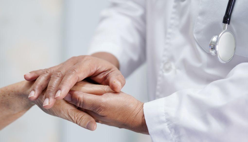 患者さまの手を握っている医師の写真