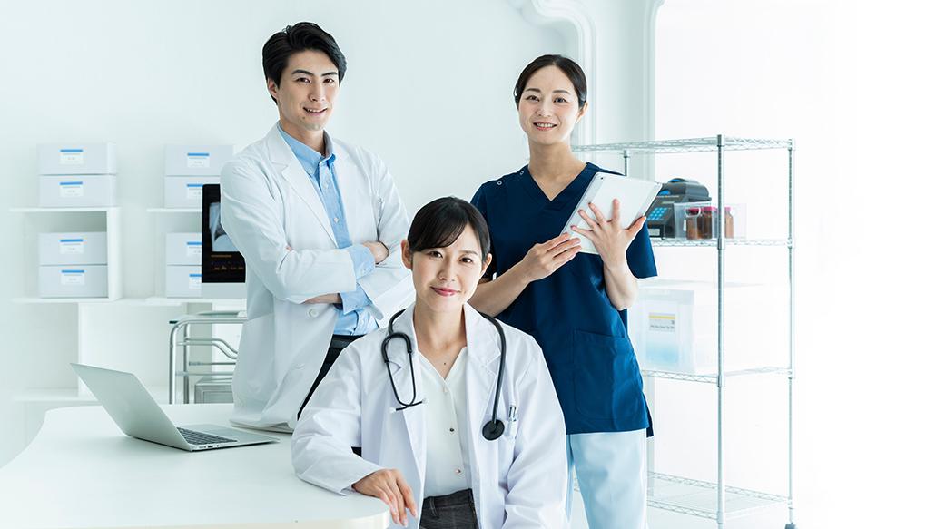 「広告表示が可能な専門医」とは？2028年までの経過措置とガイドラインの要点も解説