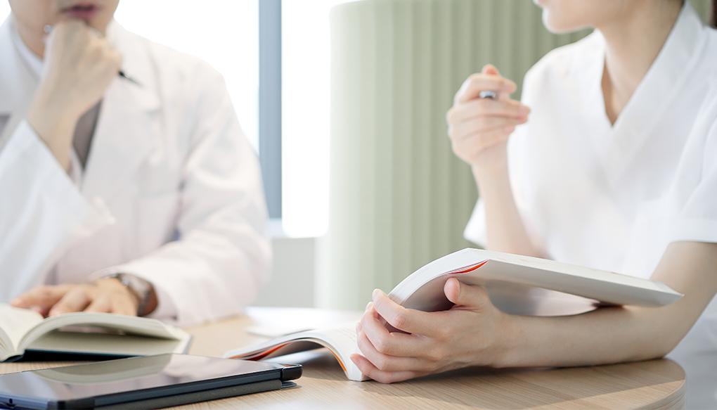 会議をする医者と看護師