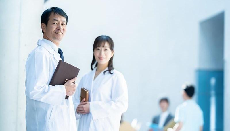 内科医の平均年収はどのくらい？地域別・勤務形態による違いも紹介 