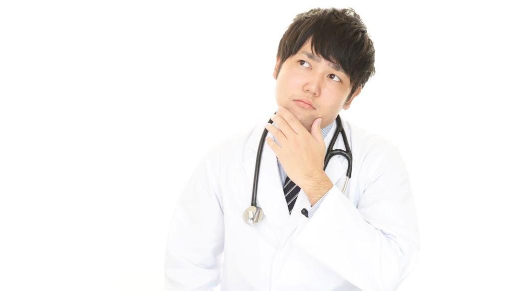 困っている医師の写真