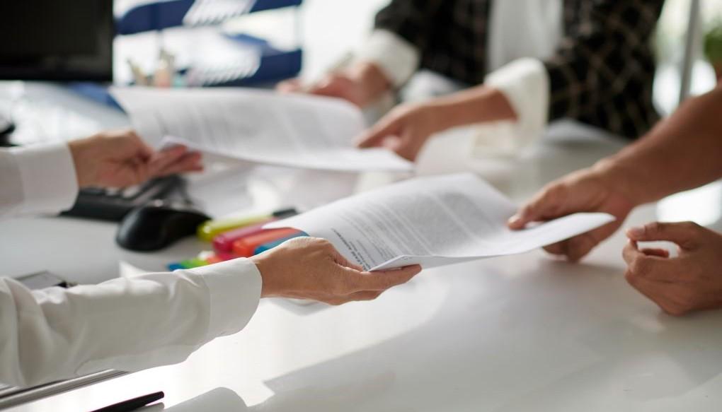 書類を渡し合う医師の写真