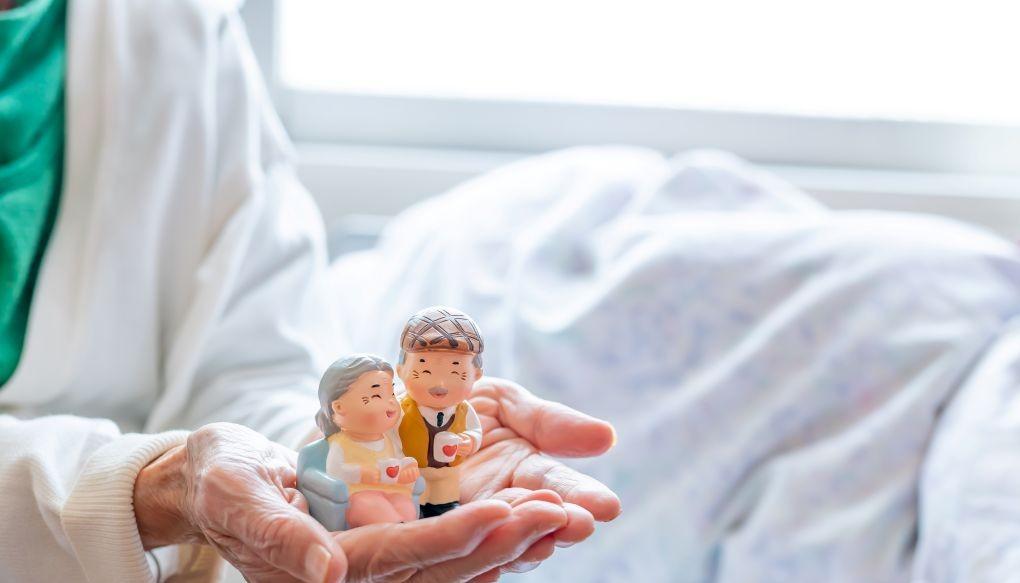 高齢者を支える医師を示唆する画像