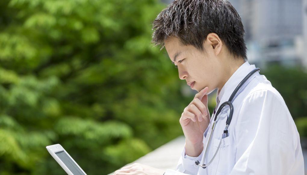 考え込んでいる医師の写真