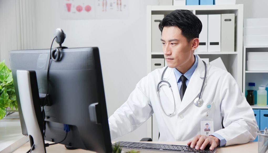 調べ物をしている医師の写真