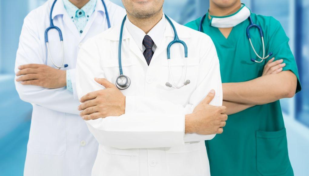 医師が三人並んでいる写真