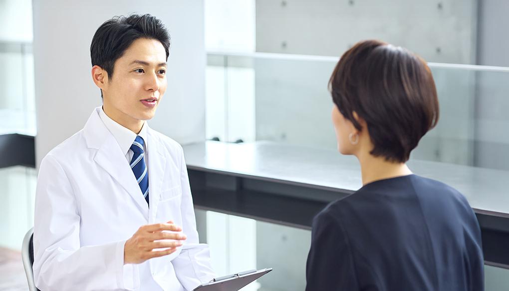 カウンセリングをする美容外科医の男性