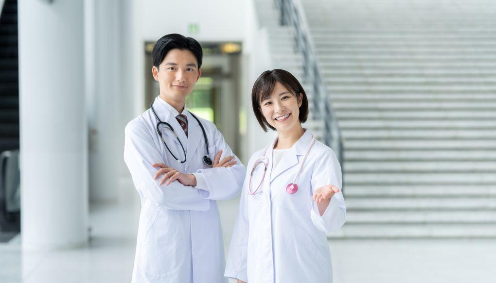 医師がこちらを向いている写真