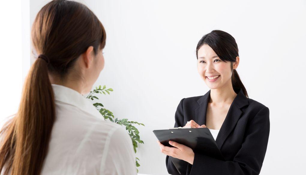 コンサルタントと面談をする女性医師の写真