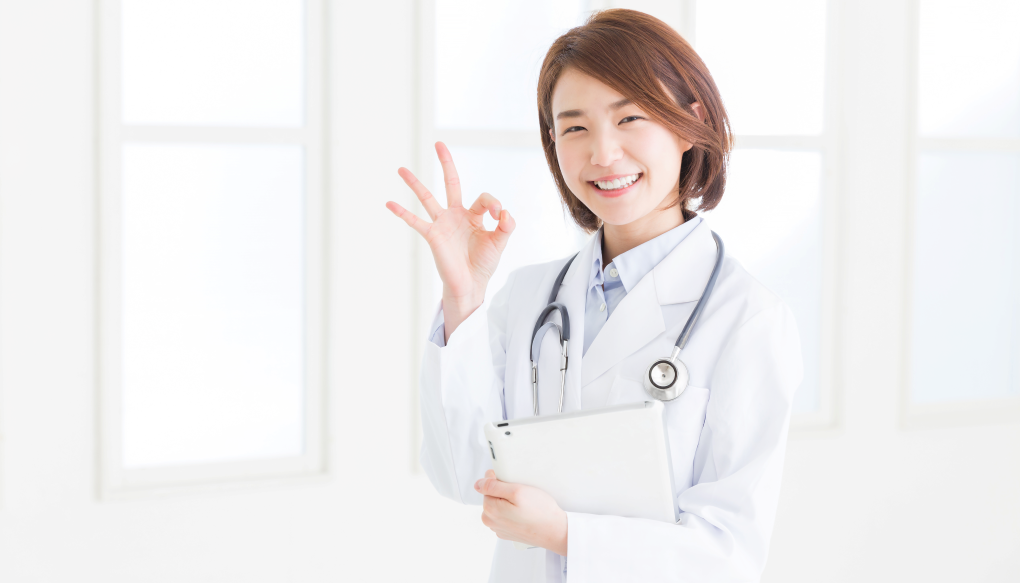 女性医師が笑顔の写真