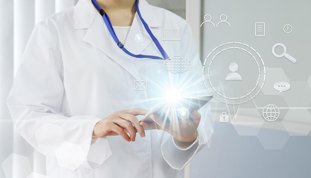 在宅医療でオンライン資格確認を活用する医師