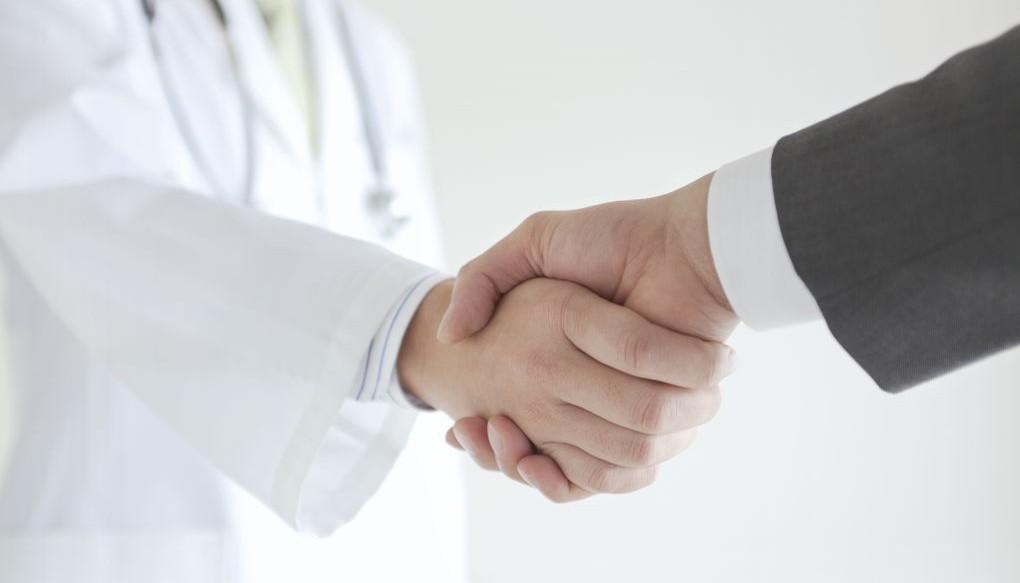 医師が握手している画像
