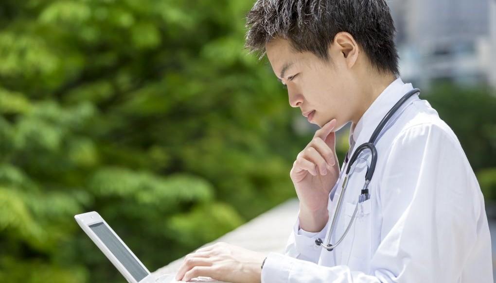 パソコンを見る医師の画像