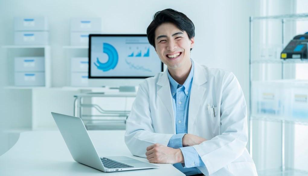 笑顔の医師の画像