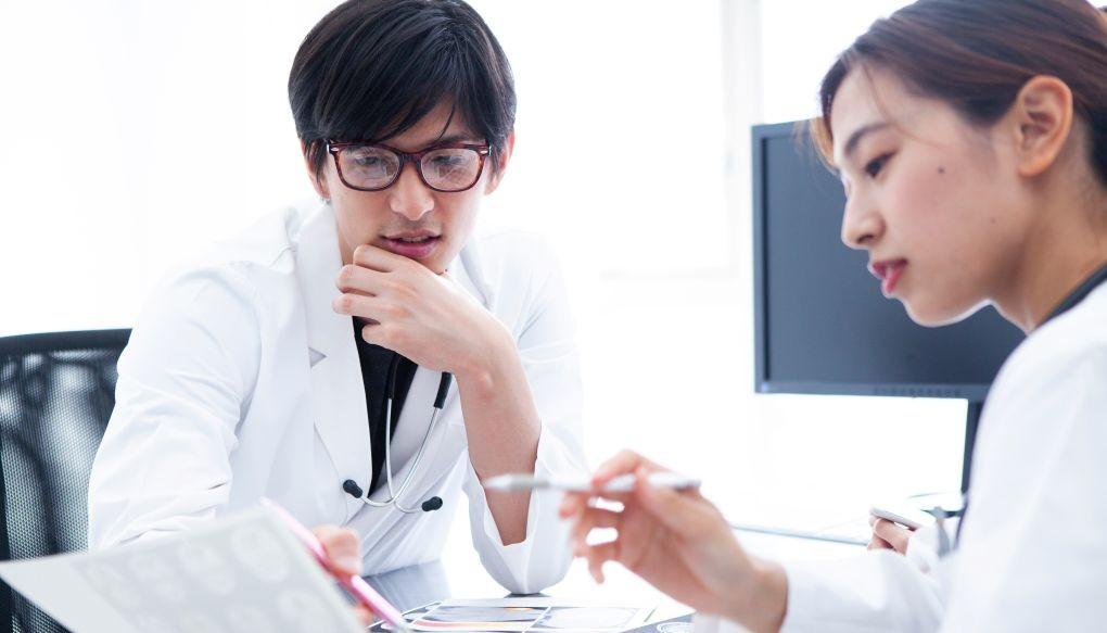 男女の医師が話している写真