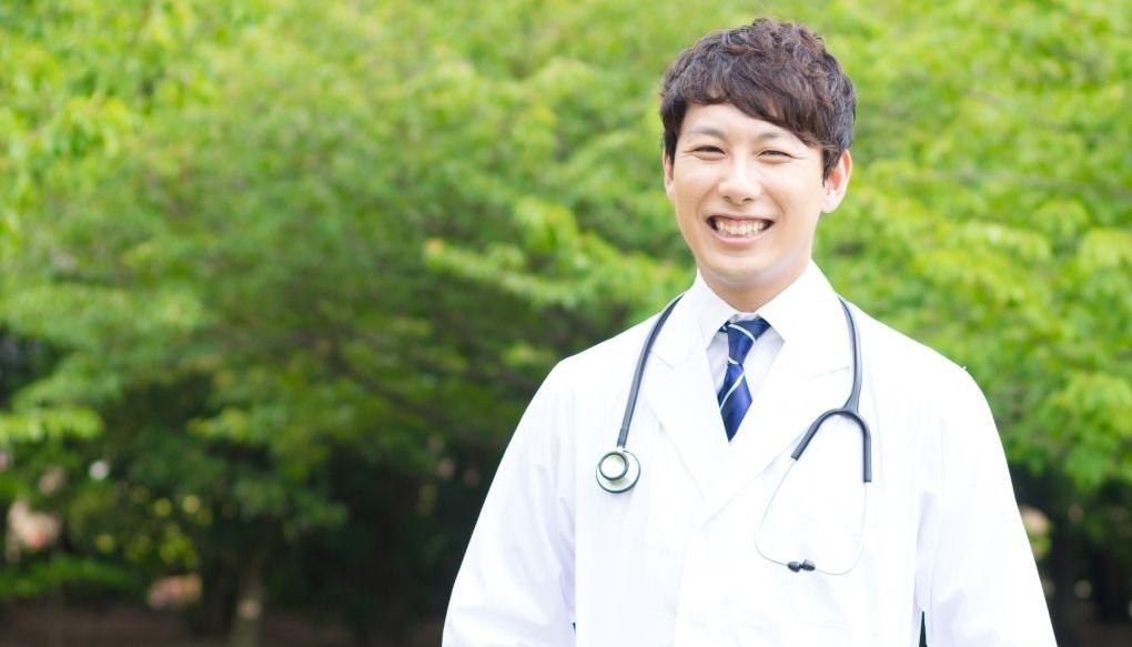 医師が笑っている写真