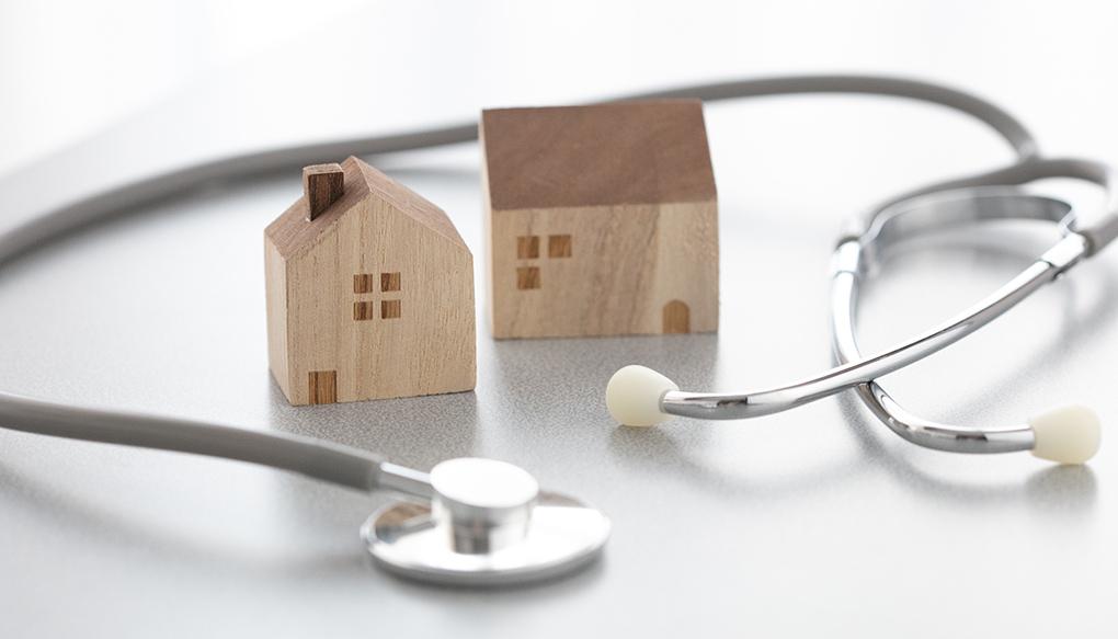 医師の開業のイメージ画像_家の形の積み木と聴診器