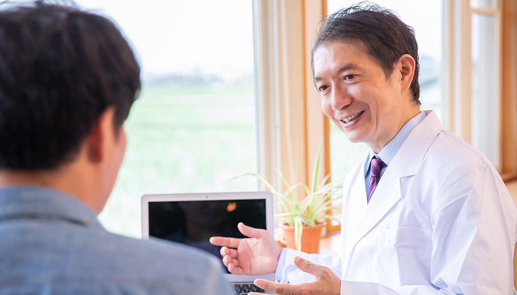 患者を診察する開業医