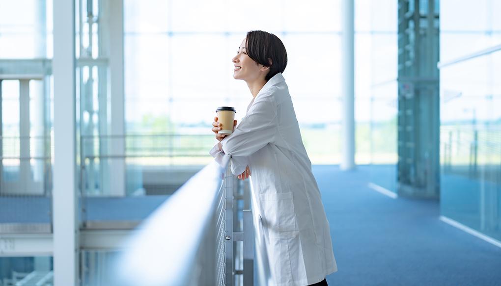 休憩する女性医師