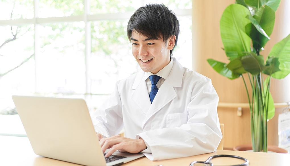 パソコンで生成AIを活用する医師