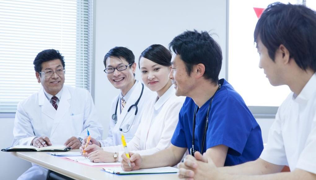 医師同士が話している写真