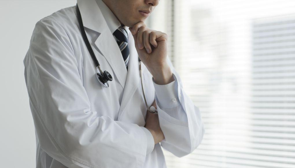 悩んでいる医師の写真