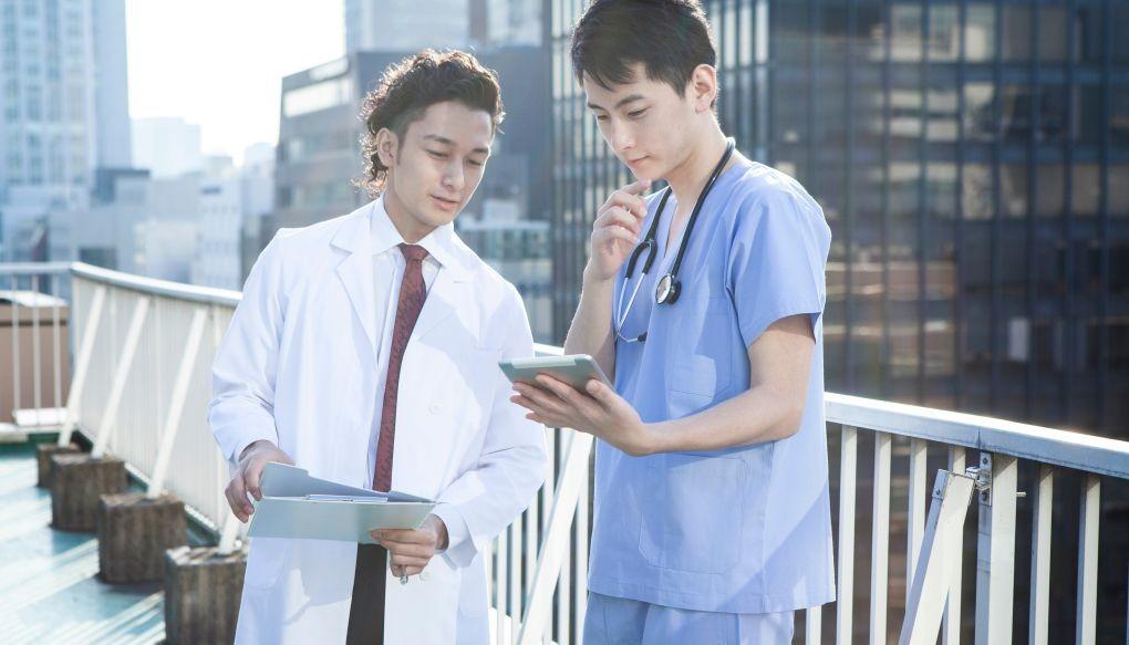 男性医師が二人で話している写真