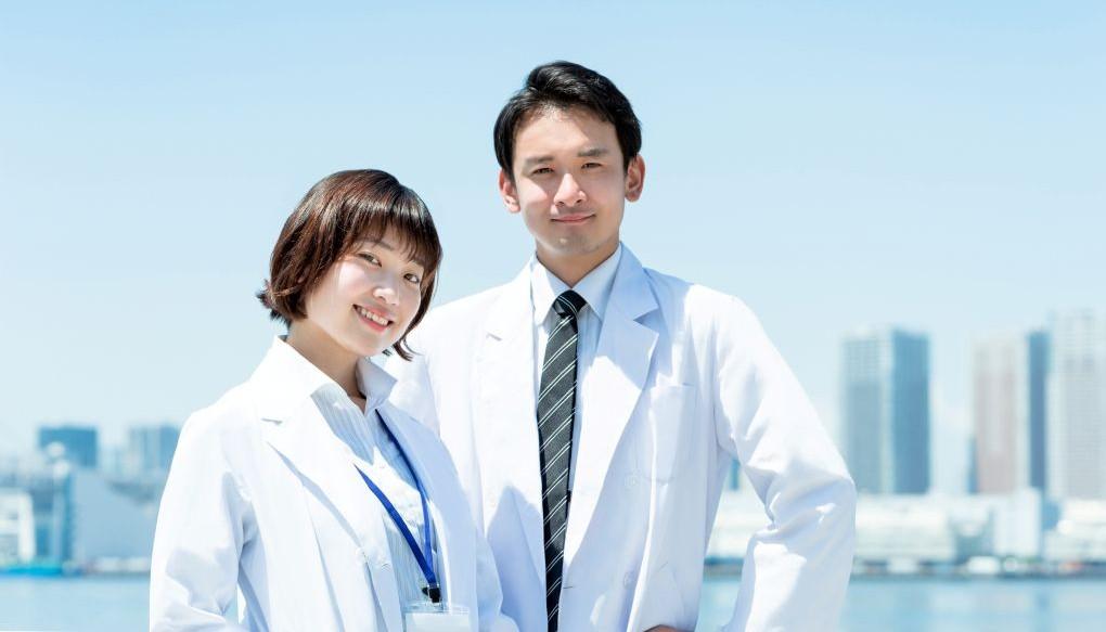 男女の医師が並んでいる写真