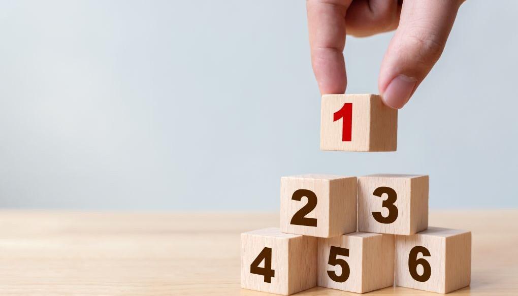 ブロックを積んでいる写真