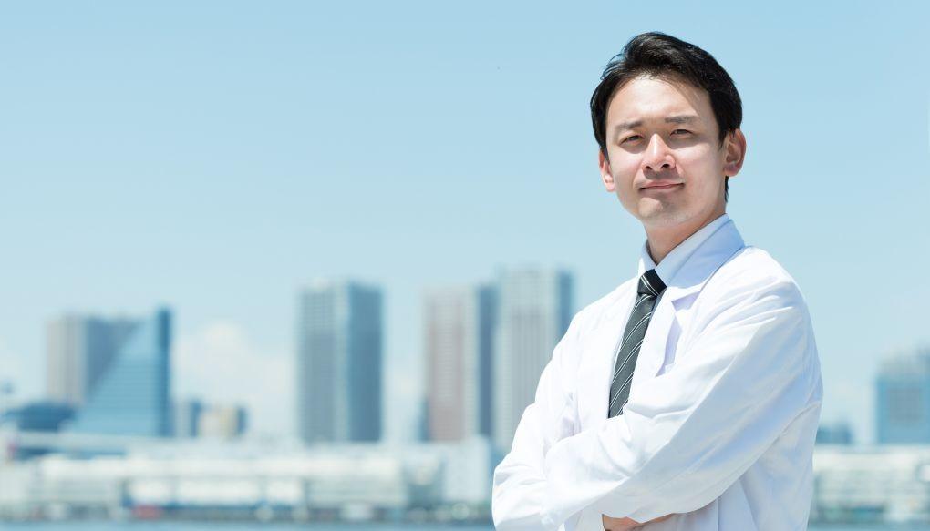 外でこちらを見ている医師