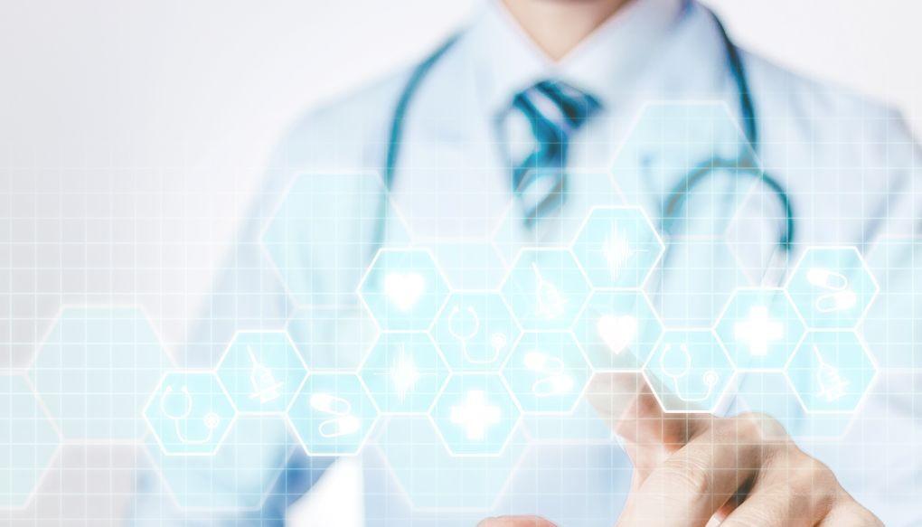 医師が指で線を描いている写真