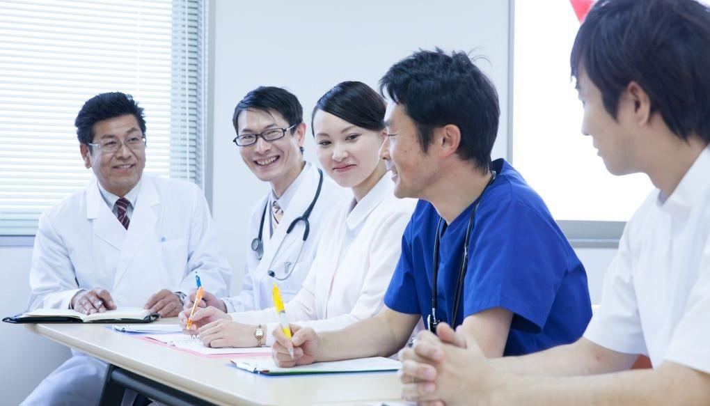 複数の医師が座って話している写真