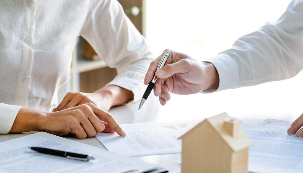 計画を立てている様子の写真