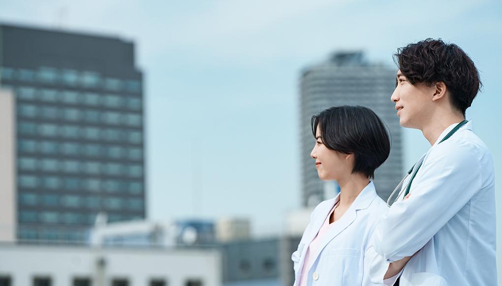 2人の若い医療従事者