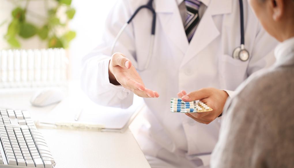 薬の説明をする医師