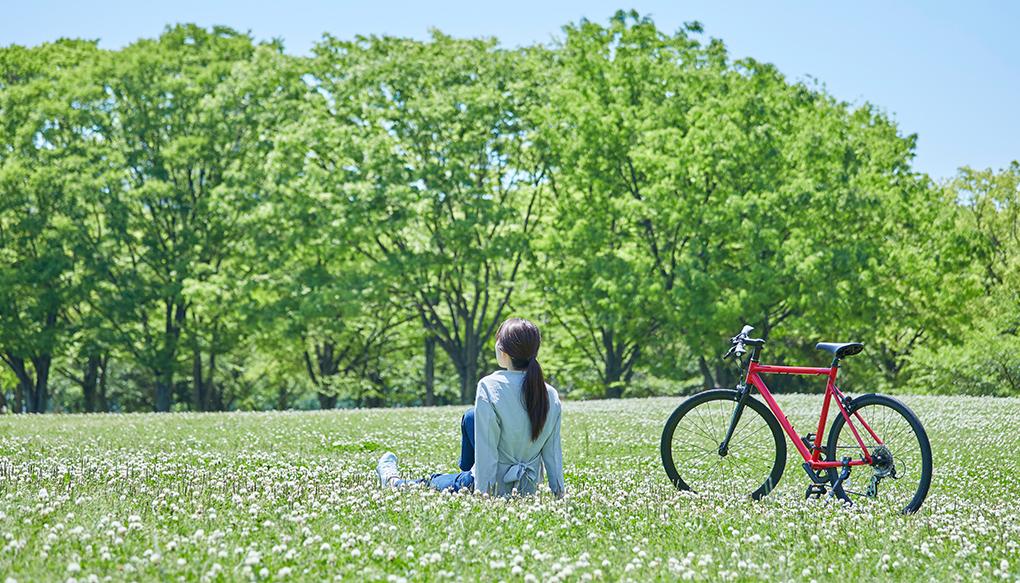 休日にサイクリングを楽しむ若い女性