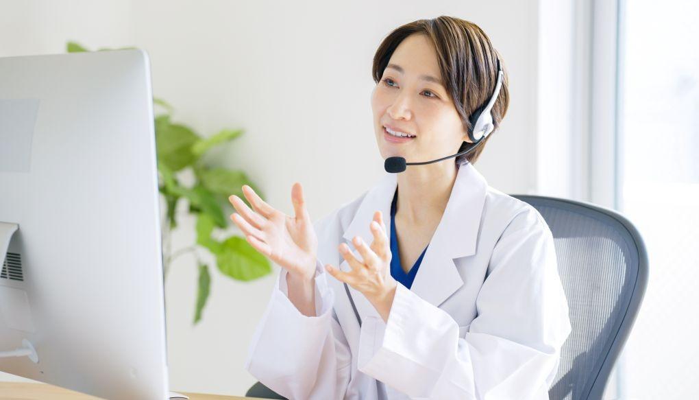 オンラインで業務をしている女性医師