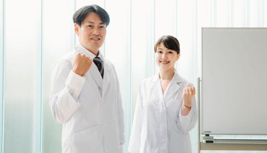 男性と女性の医師が写っている写真