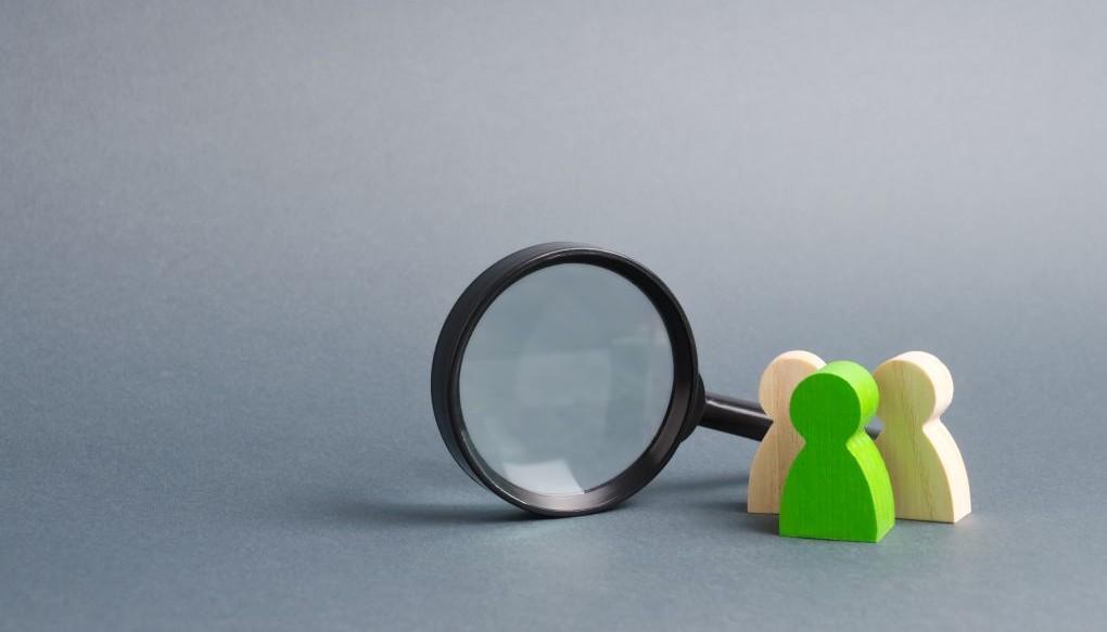 虫眼鏡で分析を示唆している写真