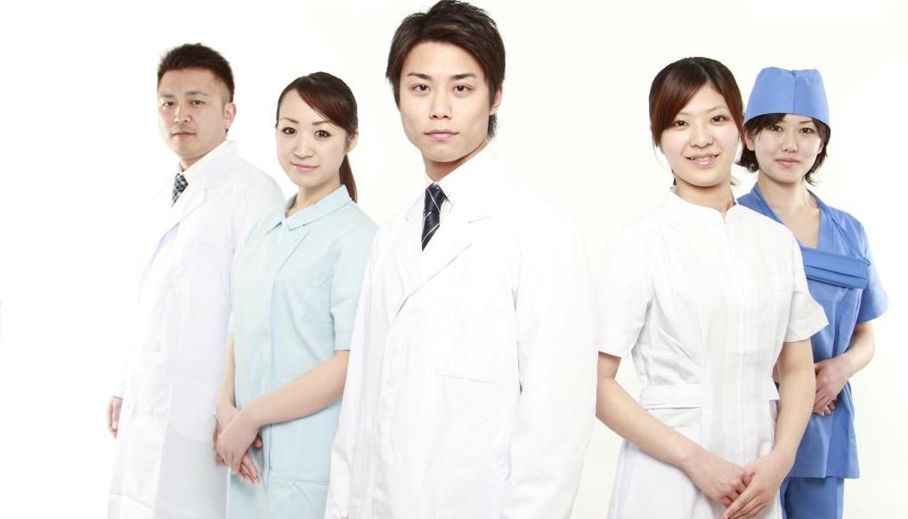 診療科や年代の違う医師が集まっている様子