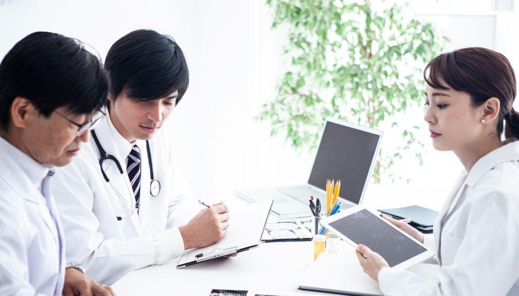複数人の医師が話している様子