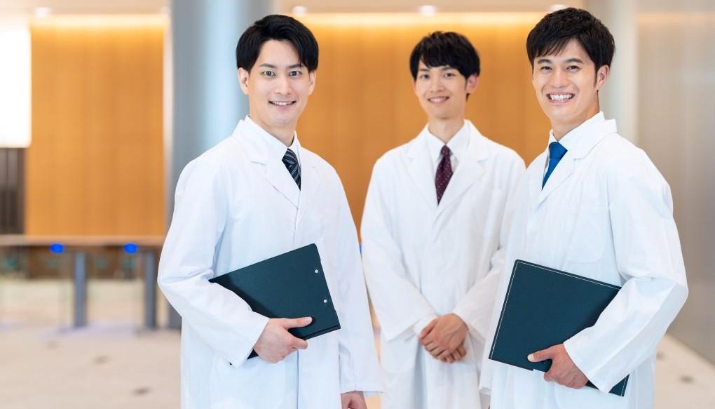 医師3人が笑顔で並んでいる写真