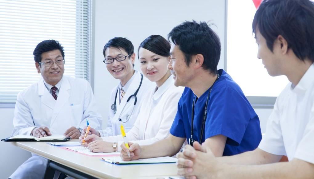 多くの医師が談笑している様子