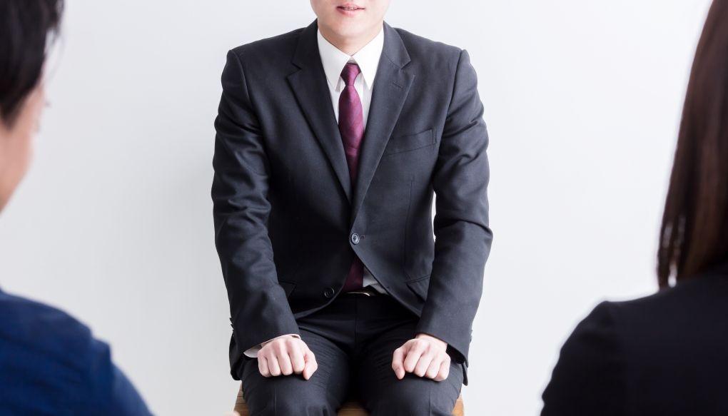 医師が面接で座っている様子