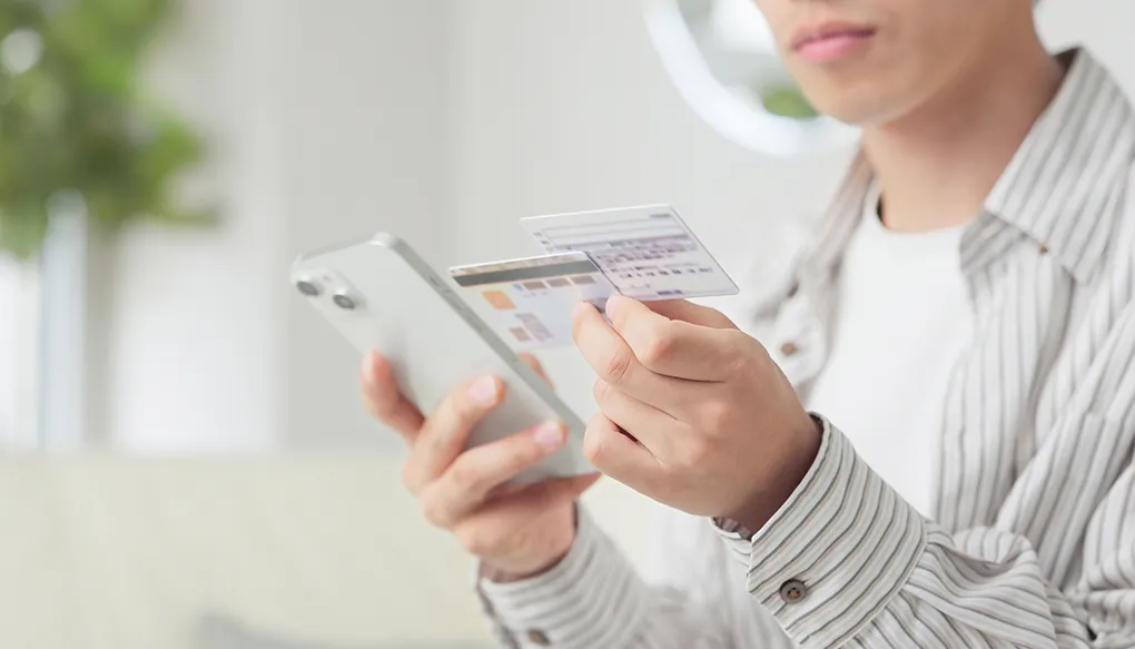 マイナ保険証を設定する男性