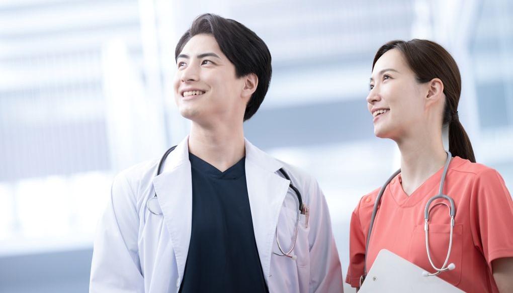 採用に向けて未来を見ることを示唆する医師二人が並んでいる写真